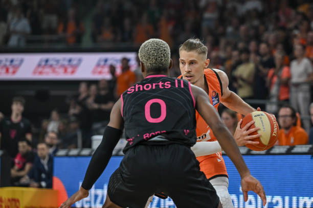 奖杯背后的 奖杯背后的